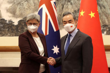 Austrálska ministerka zahraničia Penny Wongová s čínskym nárptivkom Wangom I. FOTO: Reuters