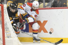 Tomáš Tatar v drese New Jersey Devils odoberá puk obrancovi Pittsburghu Janovi Ruttovi. FOTO: Reuters