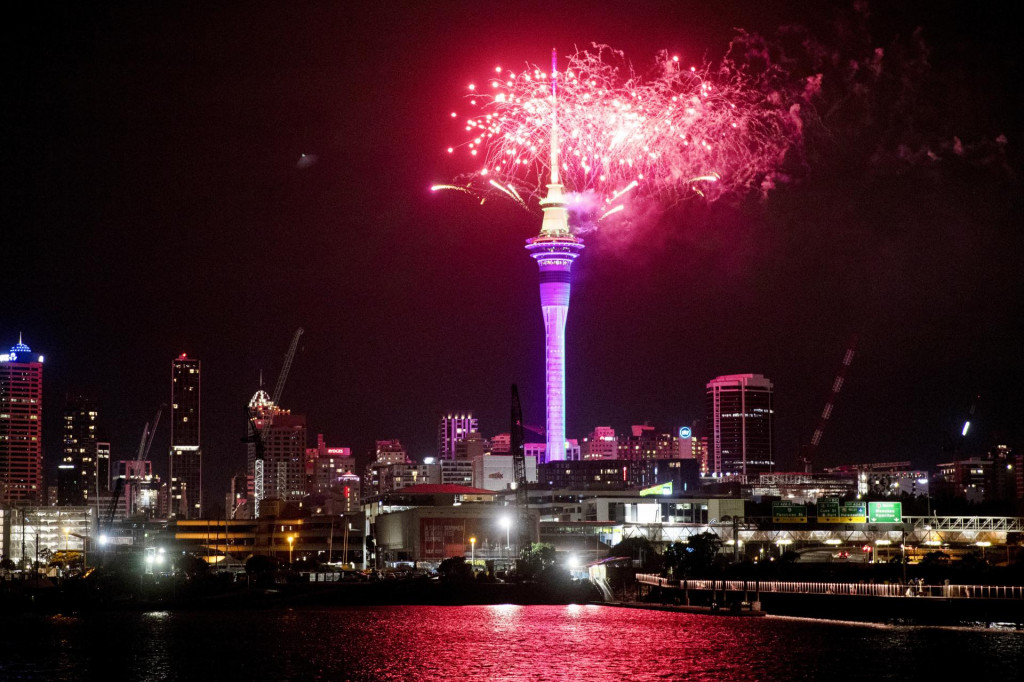 Ohňostroj nad vežou Sky Tower počas novoročn&yacute;ch osl&aacute;v v Aucklande. FOTO: TASR/AP
