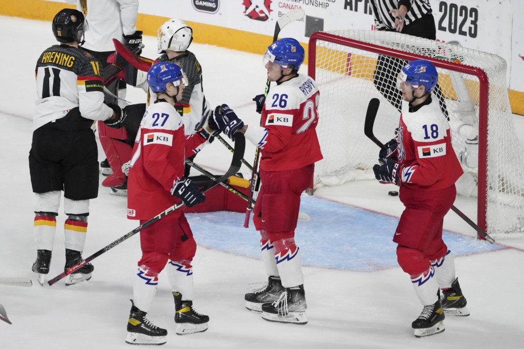 Českí hokejisti oslavujú gól. FOTO: TASR/AP