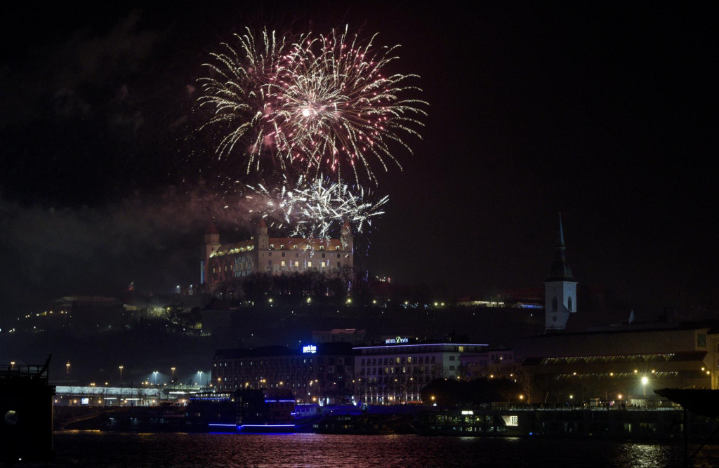 Pohľad na ohňostroj počas novoročných osláv 1. januára 2023 v Bratislave. FOTO: TASR/Pavol Zachar