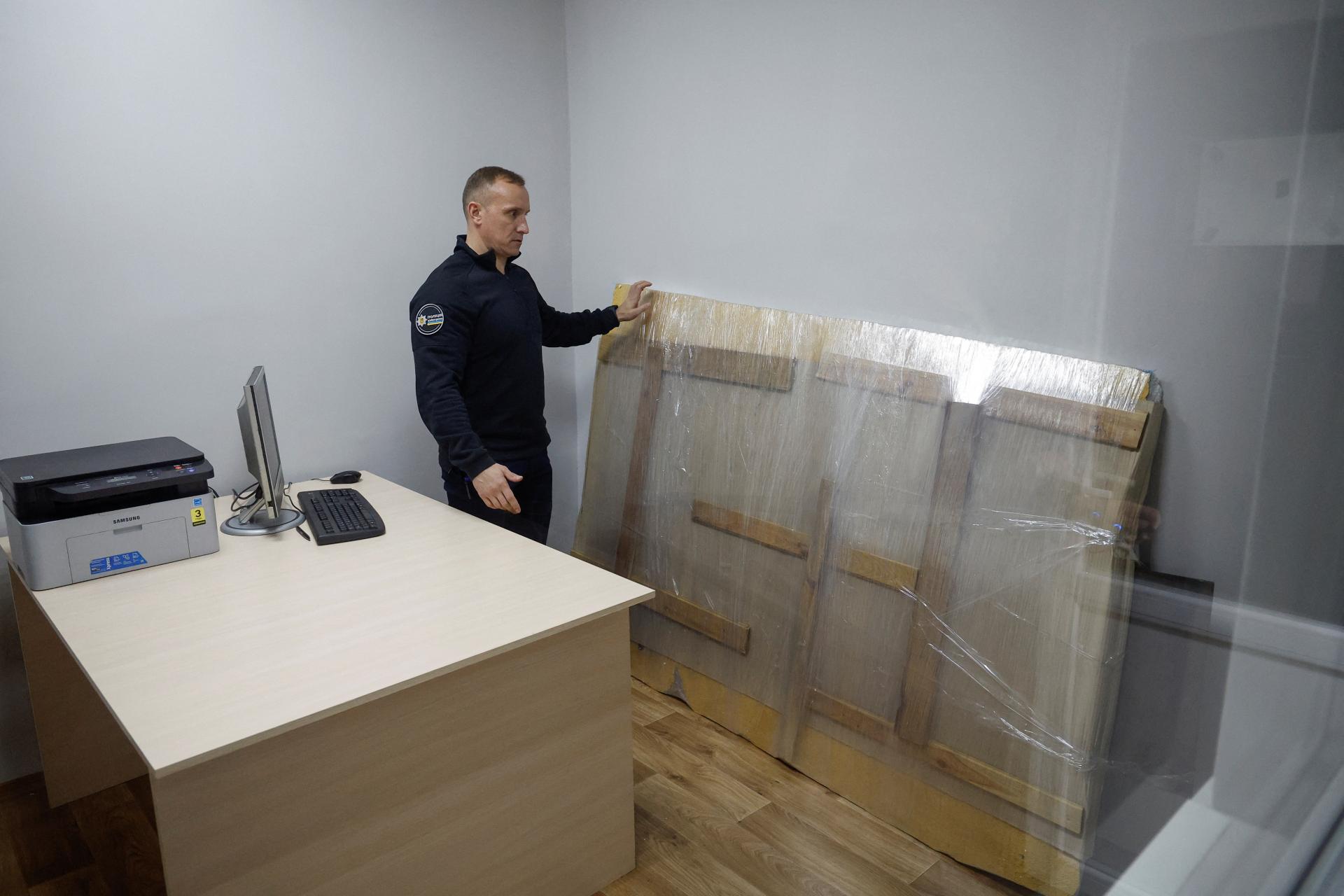 Chceli odstrániť Bansky dielo z múru domu na Ukrajine. Organizátorovi činu teraz hrozí 12 rokov väzenia