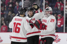 Kanadskí hokejisti zľava Connor Bedard, Joshua Roy a brankár Benjamin Gaudreau. FOTO: TASR/AP
