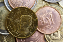 Národná chorvátska strana eurovej mince, ktorá zobrazuje vynálezcu a konštruktéra mnohých elektrických strojov a prístrojov Nikolu Teslu. FOTO: TASR/AP