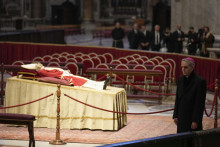 Telo zosnulého emeritného pápeža Benedikta XVI. vystavené v Bazilike sv. Petra vo Vatikáne. FOTO: TASR/AP