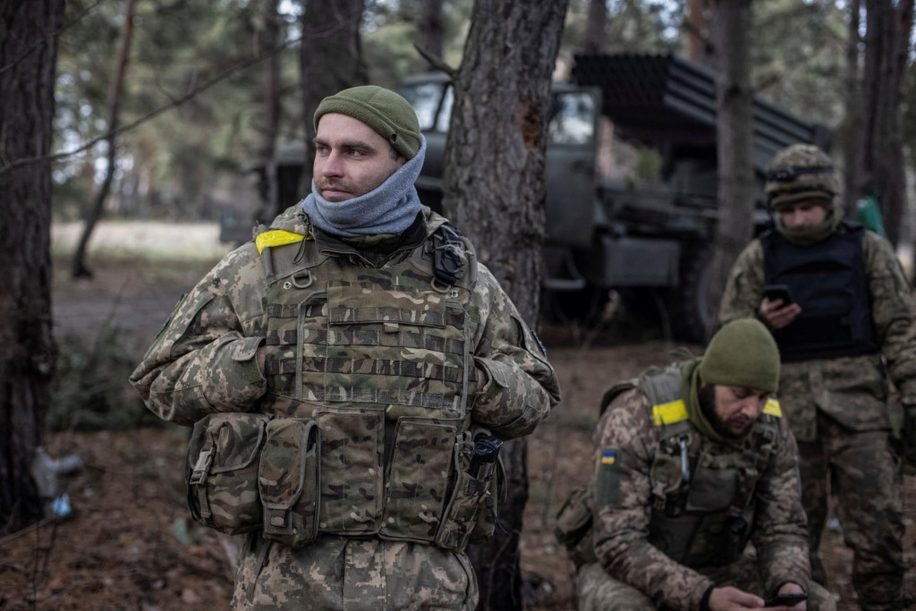 Príslušníci ukrajinskej služby odpočívajú blízko svojej pozície v prvej línii. FOTO: Reuters