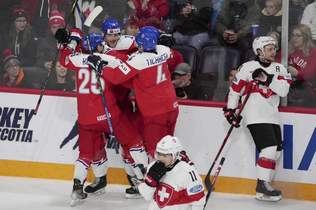 Českí hokejisti sa tešia po góle v zápase so Švajčiarmi. FOTO: TASR/AP