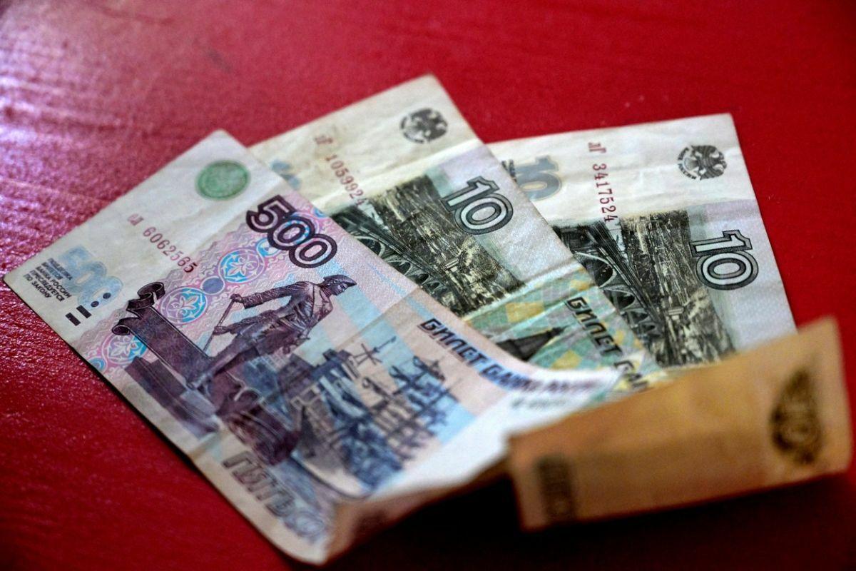 Ruský rubeľ odštartoval rok poklesom voči euru aj doláru. Sankcie spôsobujú výkyvy