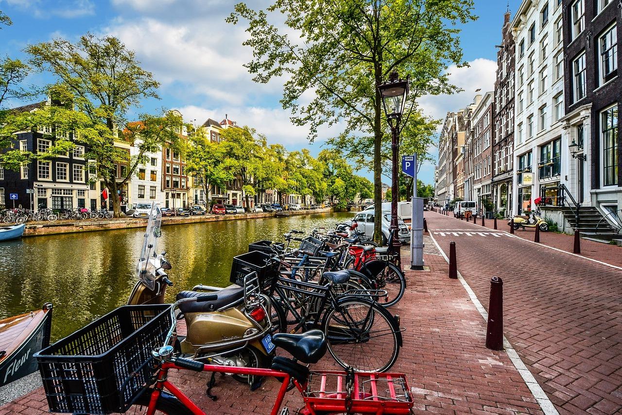 Mesto tulipánov, kanálov, Anny Frankovej, umenia a marihuany. Spoznajte Amsterdam v low cost verzii
