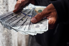 A man shows U.S. dollars, in El Alto, Bolivia December 23, 2022. FOTO: Reuters
