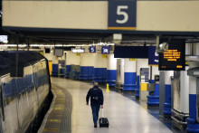 Cestujúci kráča na stanici Euston počas štrajku pracovníkov v železničnej, námornej a nákladnej doprave. FOTO: TASR/AP