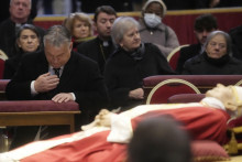Maďarský premiér Viktor Orbán pri vystavenej rakve zosnulého pápeža Benedikta XVI. v Bazilike sv. Petra. FOTO: TASR/AP