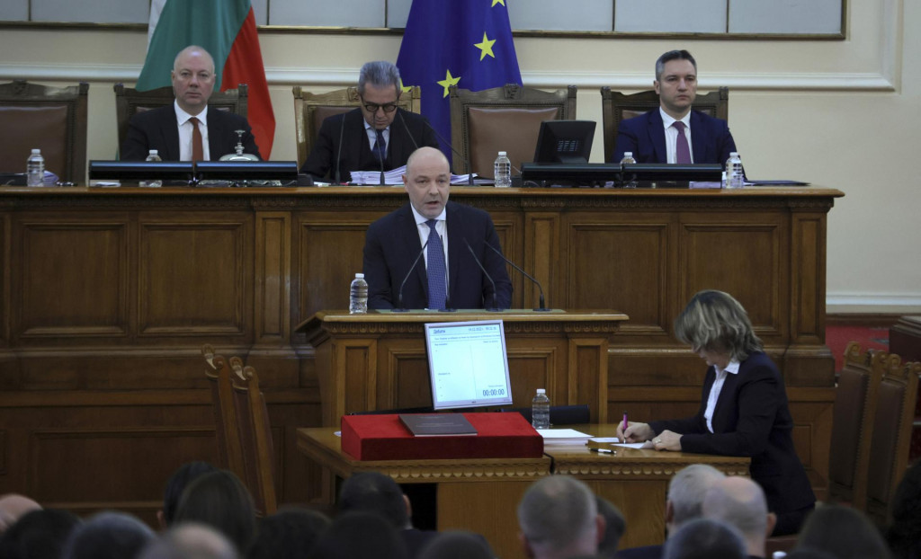 Bulharský dezignovaný premiér Nikolaj Gabrovski sa prihovára poslancom v parlamente v Sofii. FOTO: TASR/AP