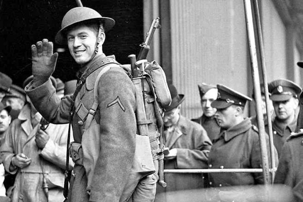 Milburn Henke, prvý americký vojak, ktorý počas druhej svetovej vojny vstúpil na európsku pôdu, pózuje 26. januára 1942 v belfastskom prístave fotoreportérom.