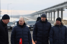 Ruský prezident Vladimir Putin (druhý vľavo) a podpredseda ruskej vlády Marat Chusnullin (vľavo) počas návštevy Kerčského mosta. FOTO: TASR/AP