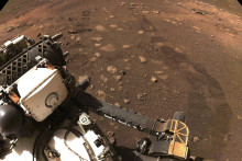 Americké robotické vozidlo Perseverance počas svojej prvej jazdy na planéte Mars. Kolonizácia červenej planéty zrejme nebude prebiehať tak, ako to prezentuje Elon Musk. Pravdepodobnejšie je, že tam budú pracovať len malé skupiny vedcov v špeciálnych kopulách či podzemných krytoch. FOTO: TASR/AP