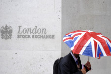 Dáždnik vo farbách vlajky Veľkej Británie. FOTO: Reuters
