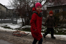 Ukrajinské deti zvyknú rodičov samé prehovárať, aby ich pustili do Ruska. Sú im totiž ponúkané rôzne výlety či zážitky, ktorých by sa v okupovaných ukrajinských mestách nedočkali. FOTO: REUTERS