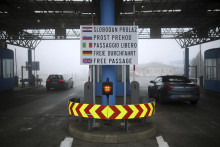 Osobné autá prechádzajú bez zastavenia cez chorvátsko-slovinský hraničný priechod Rupa po vstupe Chorvátska do Schengenského priestoru. FOTO: TASR/AP