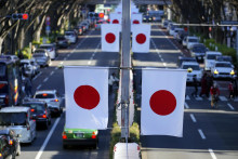 Japonské vlajky vyvesené v Tokiu. FOTO: TASR/AP
