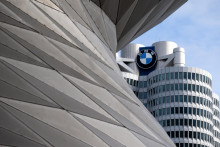 Logo automobilky BMW na budove sídla spoločnosti v Mníchove. FOTO: TASR/DPA
