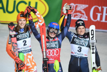 Slovenská lyžiarka Petra Vlhová (vľavo), ktorá skončila druhá, pózuje na pódiu po druhom kole slalome žien Svetového pohára v alpskom lyžovaní v Záhrebe. FOTO: TASR/Martin Baumann