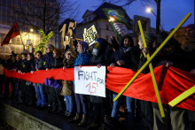

Aktivisti Fridays For Future protestujú proti evakuácii dediny Luetzerath neďaleko povrchovej hnedouhoľnej bane Garzweiler v Berlíne. FOTO: Reuters