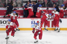 Českí hokejisti sa tešia z výhry 2:1 po predĺžení v semifinálovom zápase Česká republika - Švédsko na Majstrovstvách sveta hráčov do 20 rokov v kanadskom Halifaxe. FOTO: TASR/AP