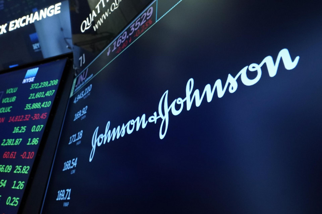 Logo spoločnosti Johnson & Johnson na elektronickej tabuli počas obchodovania na newyorskej burze. FOTO: Reuters