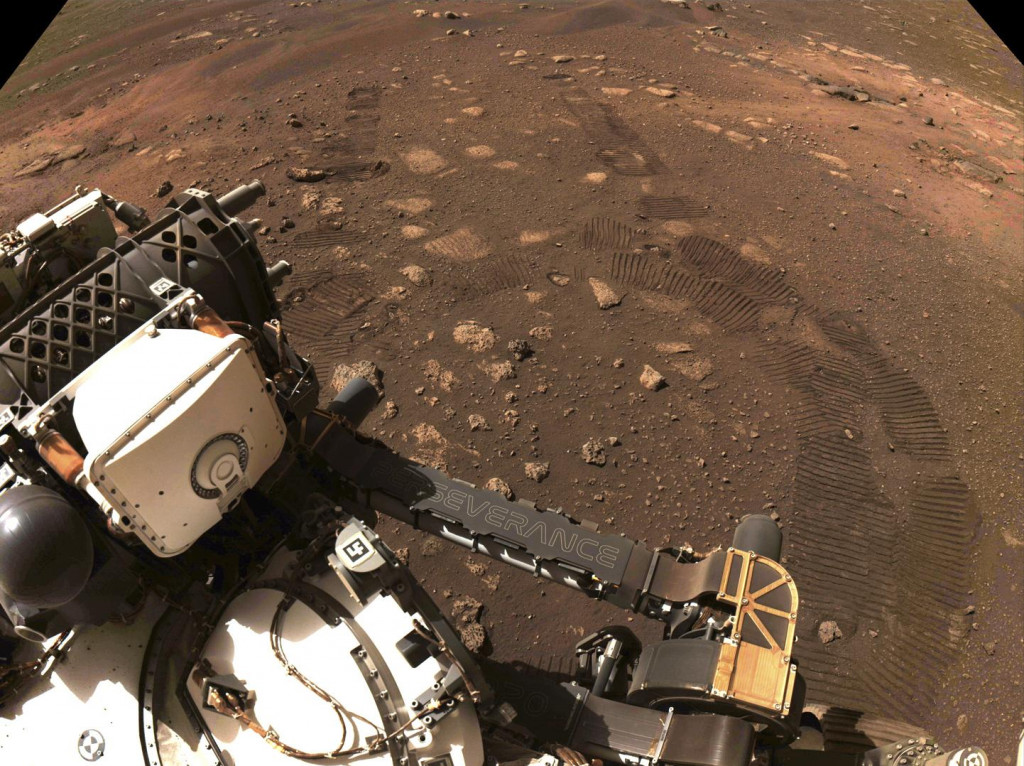 Americké robotické vozidlo Perseverance počas svojej prvej jazdy na planéte Mars. Kolonizácia červenej planéty zrejme nebude prebiehať tak, ako to prezentuje Elon Musk. Pravdepodobnejšie je, že tam budú pracovať len malé skupiny vedcov v špeciálnych kopulách či podzemných krytoch. FOTO: TASR/AP