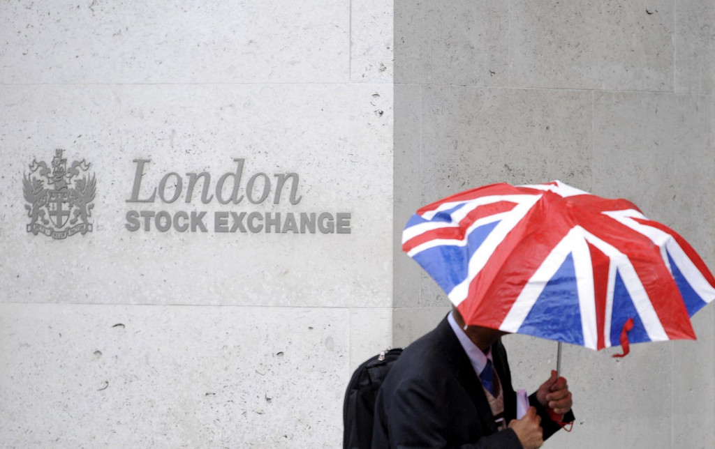 Dáždnik vo farbách vlajky Veľkej Británie. FOTO: Reuters