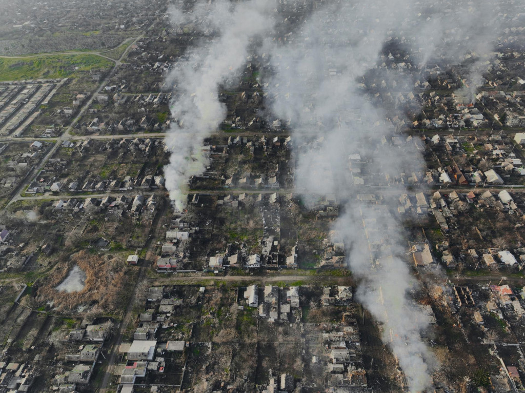 Dym stúpa po ruských útokoch na predmestí mesta Bachmut v Doneckej oblasti na východe Ukrajiny. FOTO: TASR/AP