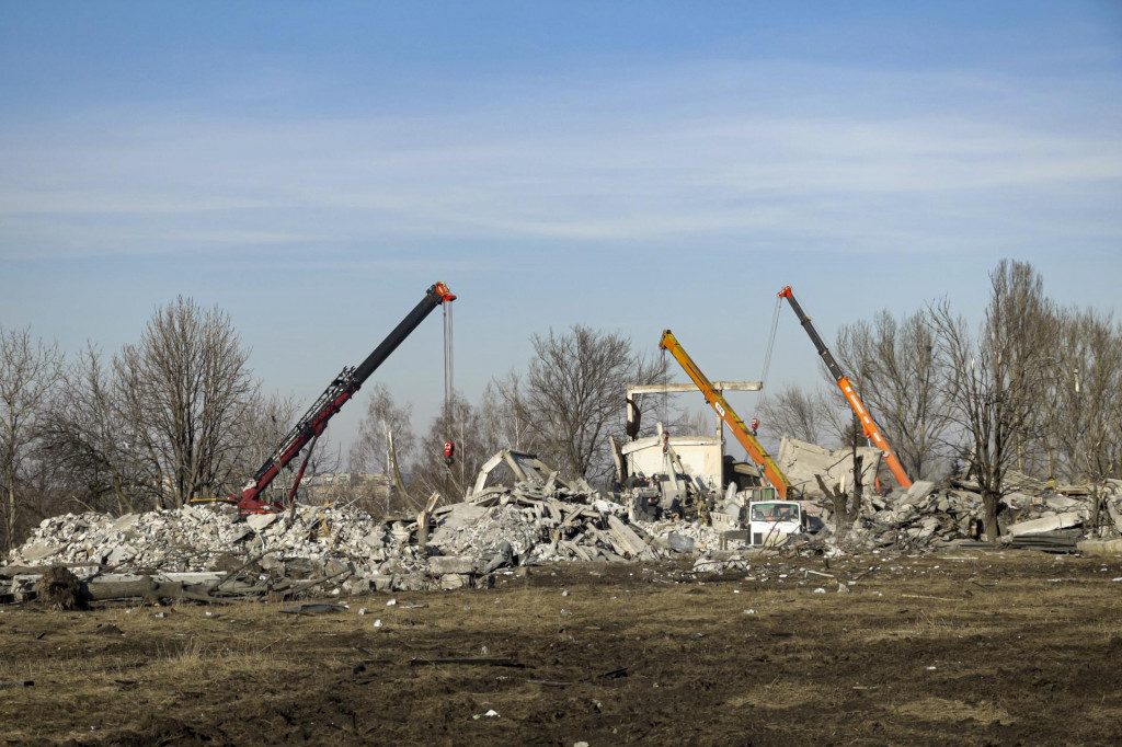 Pracovníci čistia ruiny po útoku ukrajinských rakiet v meste Makyjivka vo východnej Doneckej oblasti. FOTO: TASR/AP