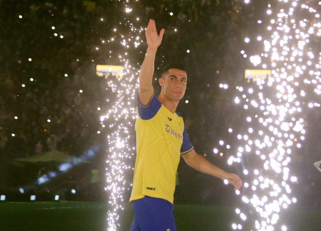 Legend&aacute;rny CR7 zdrav&iacute; fan&uacute;&scaron;ikov svojho nov&eacute;ho klubu Al Nassr FC. FOTO: Reuters