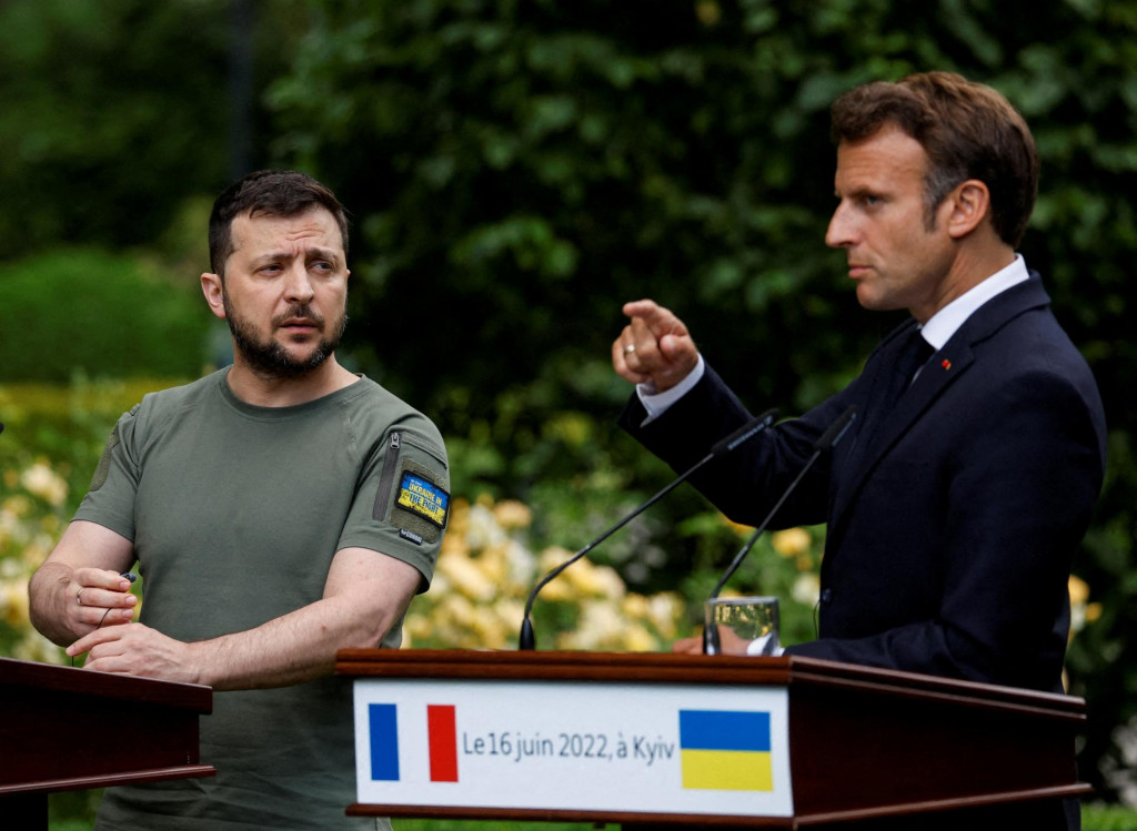 Francúzsky prezident Emmanuel Macron a ukrajinský prezident Volodymyr Zelenskij. FOTO: Reuters