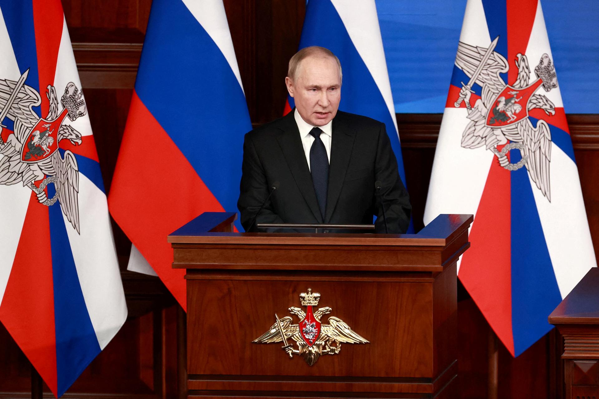 Je nebezpečné podceňovať Putinove ambície. Svoje plány na Ukrajine nezmenil, varoval Stoltenberg