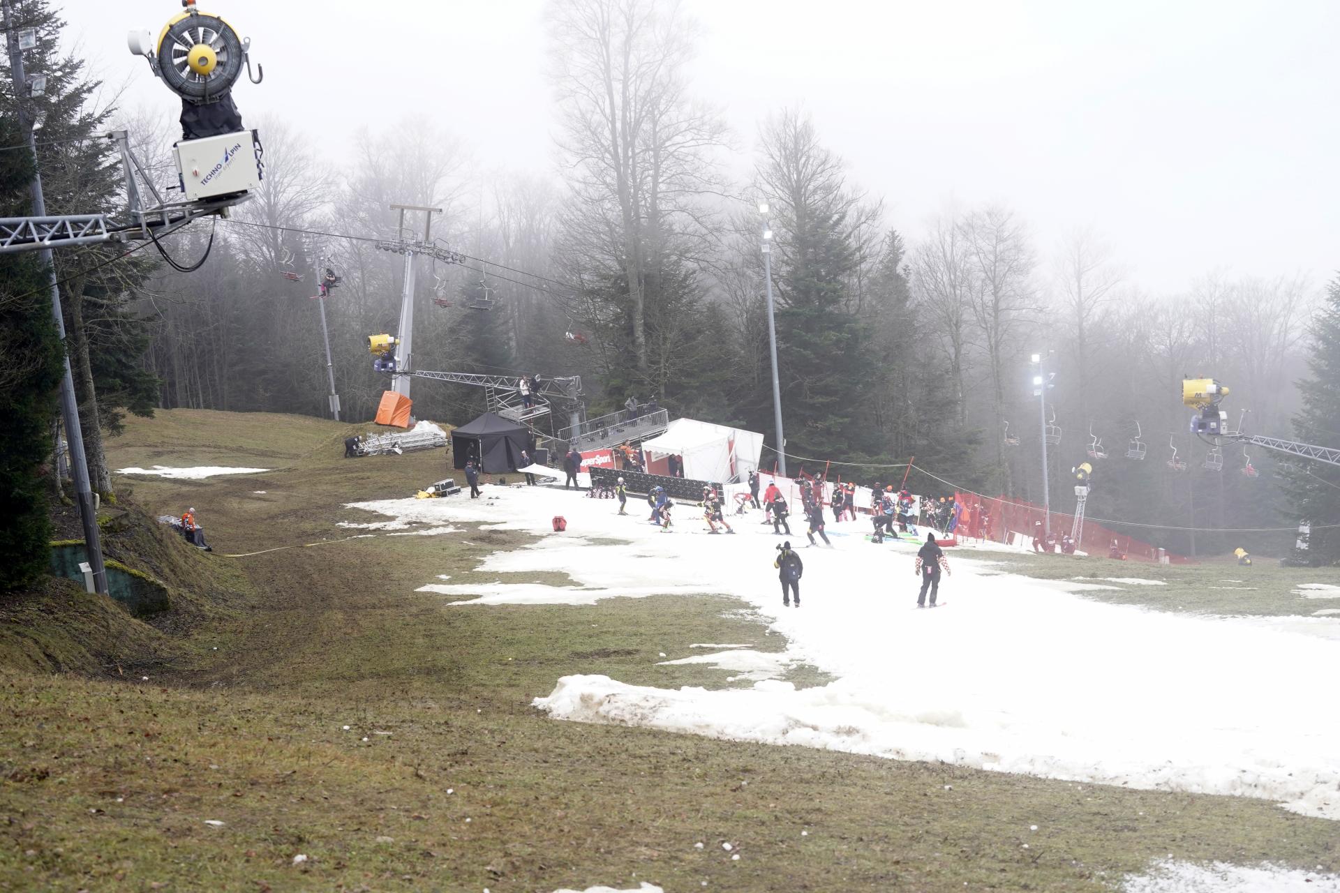Dnešný slalom v Záhrebe zrušili. Správne, včera sa lyžovalo pomaly na tráve, hovorí Vlhovej otec