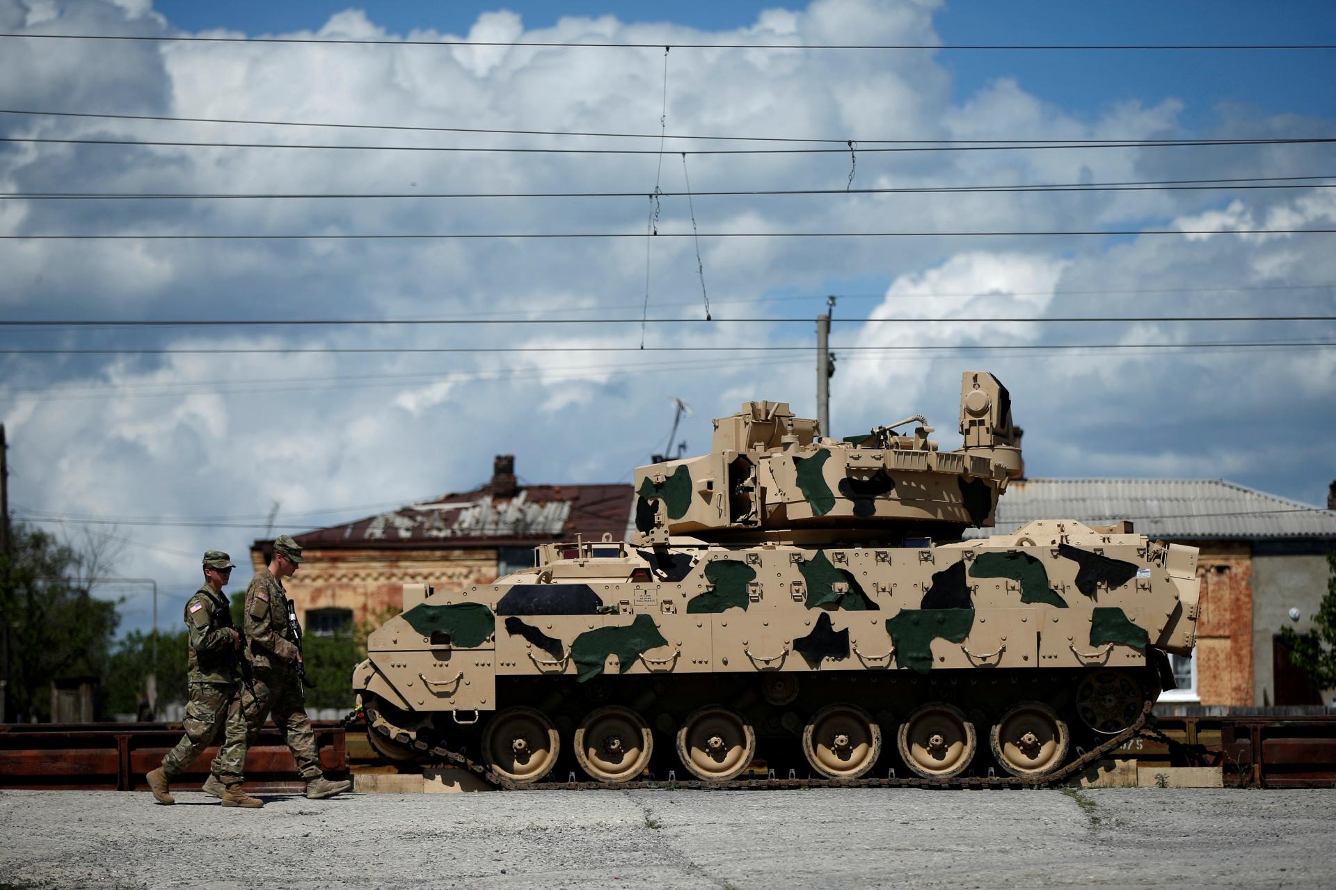 USA uvažujú o novom balíku pomoci pre Ukrajinu. Biden spomenul dodávku obrnených vozidiel Bradley