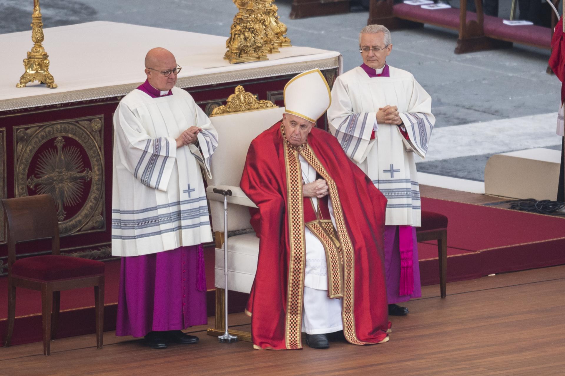 Začal sa pohreb emeritného pápeža Benedikta XVI. Rozlúčiť sa s ním prišli desaťtisíce ľudí