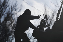 Ukrajinský vojak vyhadzuje nábojnice z obrneného vozidla. FOTO: TASR/AP
