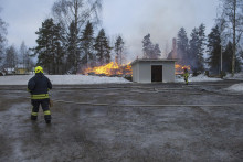 Hasiči zasahujú na mieste požiaru. FOTO: TASR/AP