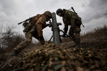 Ukrajinskí vojaci pália z mínometu na okraji Bachmutu. FOTO: Reuters