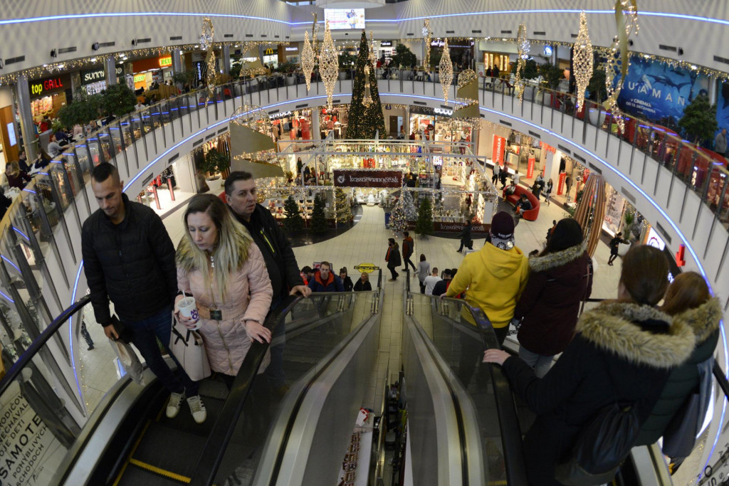 Vianočné nákupy vrcholia. FOTO: TASR/Milan Kapusta