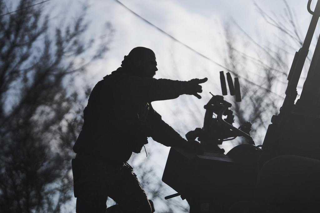 Ukrajinský vojak vyhadzuje nábojnice z obrneného vozidla. FOTO: TASR/AP
