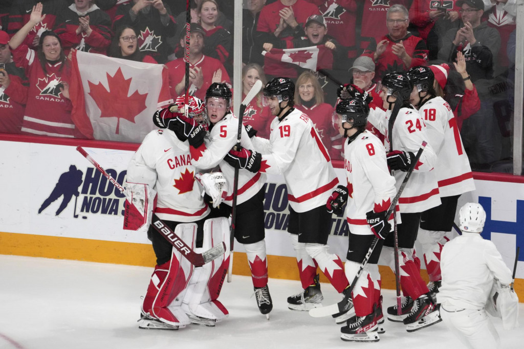 Radosť kanadských hokejistov do 20 rokov z postupu do finále svetového šampionátu. FOTO: TASR/AP
