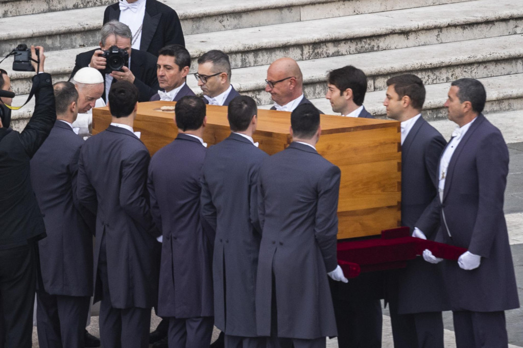 Pápež František sa dotýka truhly s pozostatkami zosnulého emeritného pápeža Benedikta XVI. FOTO: TASR/Jaroslav Novák