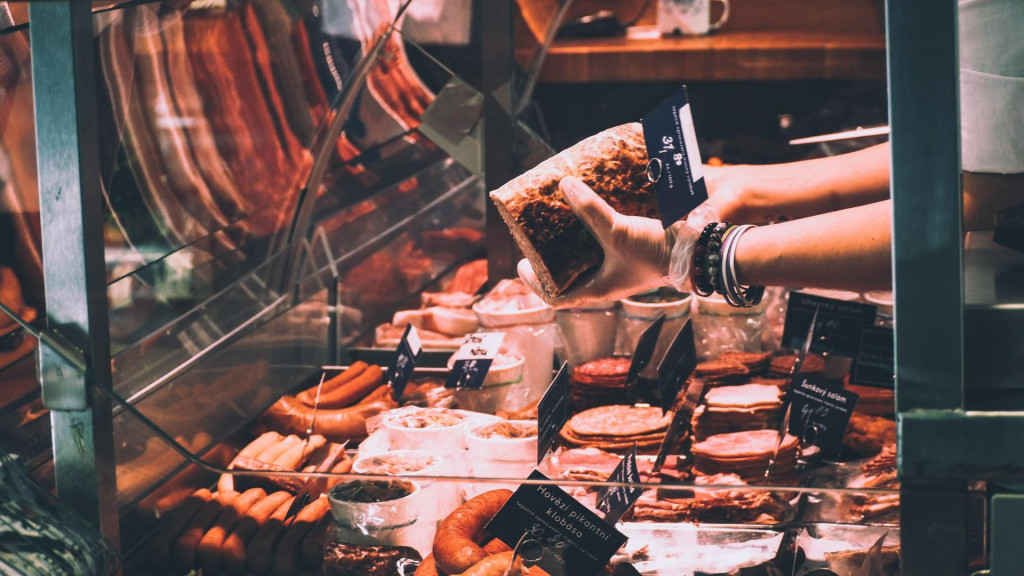 Konzumácia mäsových výrobkov zvyšuje riziko rakoviny čriev. Môžu za to konzervačné látky.
