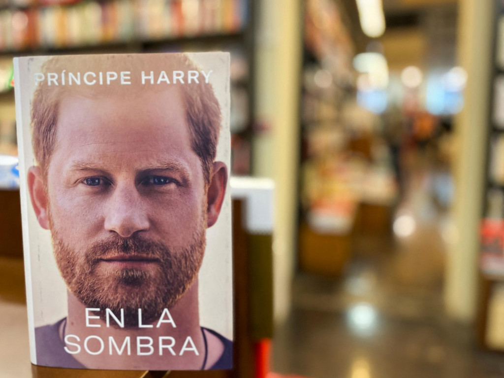 Kniha princa Harryho bude oficiálne dostupná až budúci týždeň, no už teraz z nej unikli určité informácie, keď sa omylom predčasne objavila v španielskych kníhkupectvách. FOTO: REUTERS