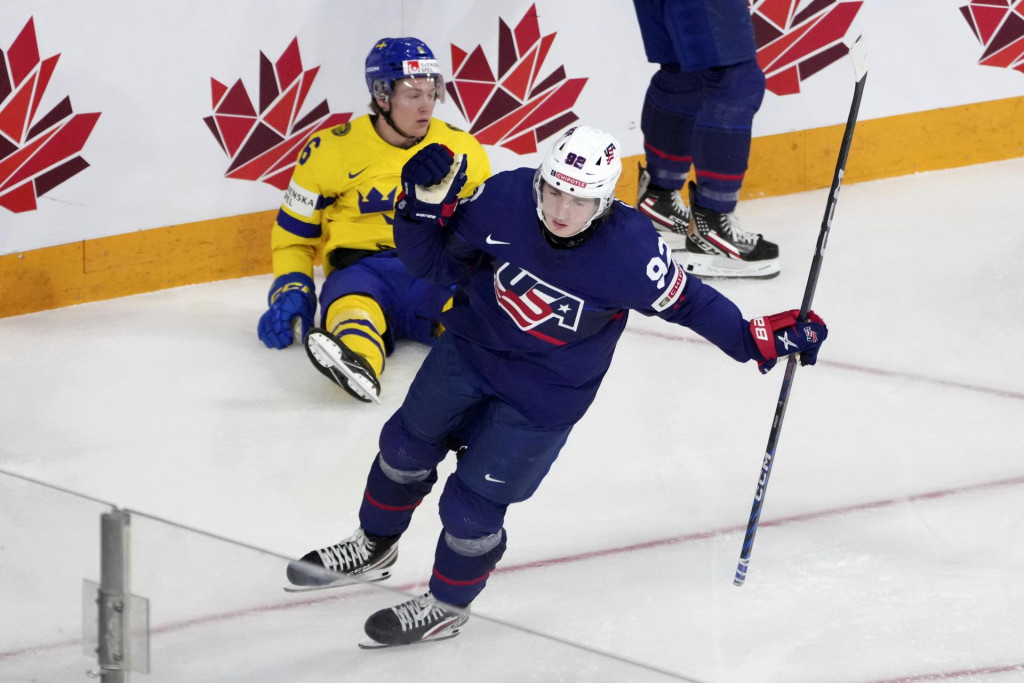 Americký hokejista Logan Cooley sa teší po strelení úvodného gólu. FOTO: TASR/AP