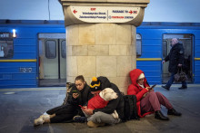 Ľudia sa ukrývajú v metre v Kyjeve. FOTO: TASR/AP
